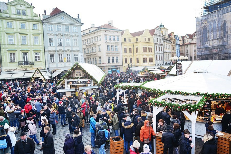 Takto to vypadá na vánočních trzích na Staroměstském náměstí.