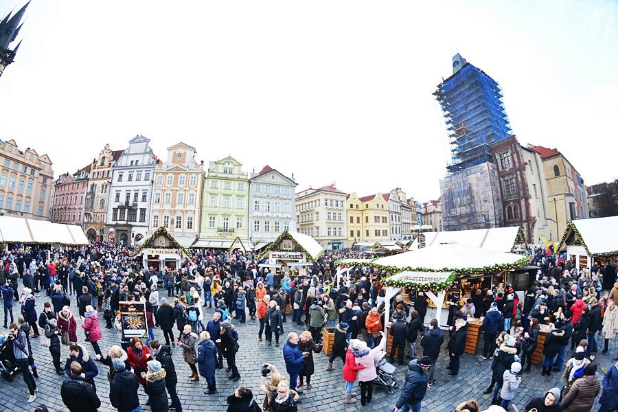 Takto to vypadá na vánočních trzích na Staroměstském náměstí.