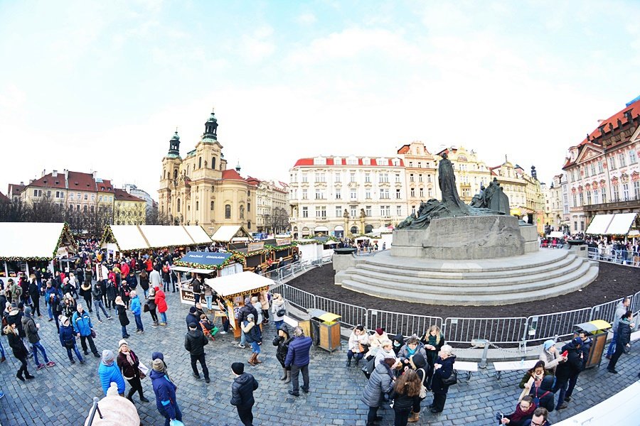 Takto to vypadá na vánočních trzích na Staroměstském náměstí.