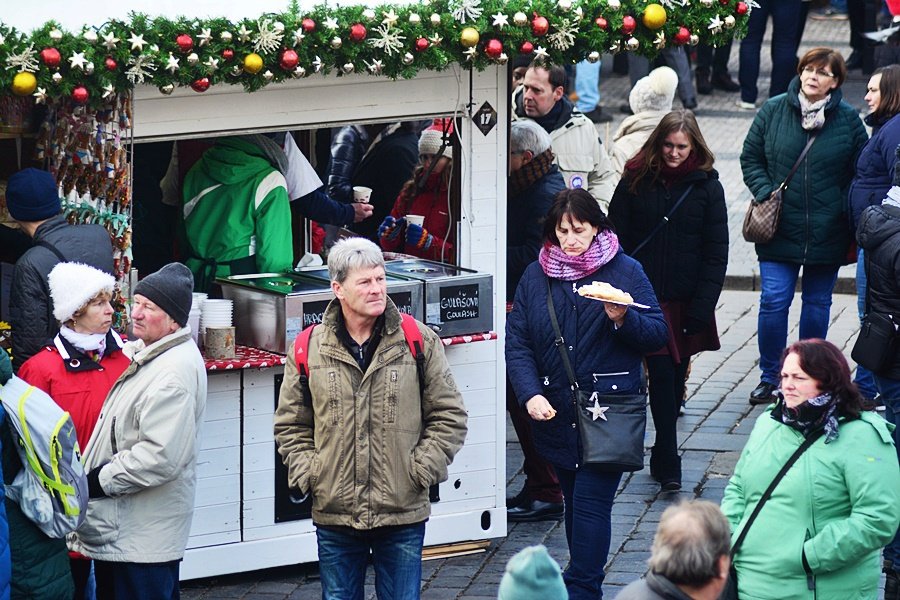 Takto to vypadá na vánočních trzích na Staroměstském náměstí