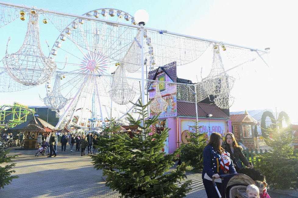 Londýnský Winter Wonderland připomíná se stovkou atrakcí spíše naši Matějskou pouť, než vánoční trhy. Například Ledové království vytvořené z více než 500 tun ledu a sněhu je však lákadlem.