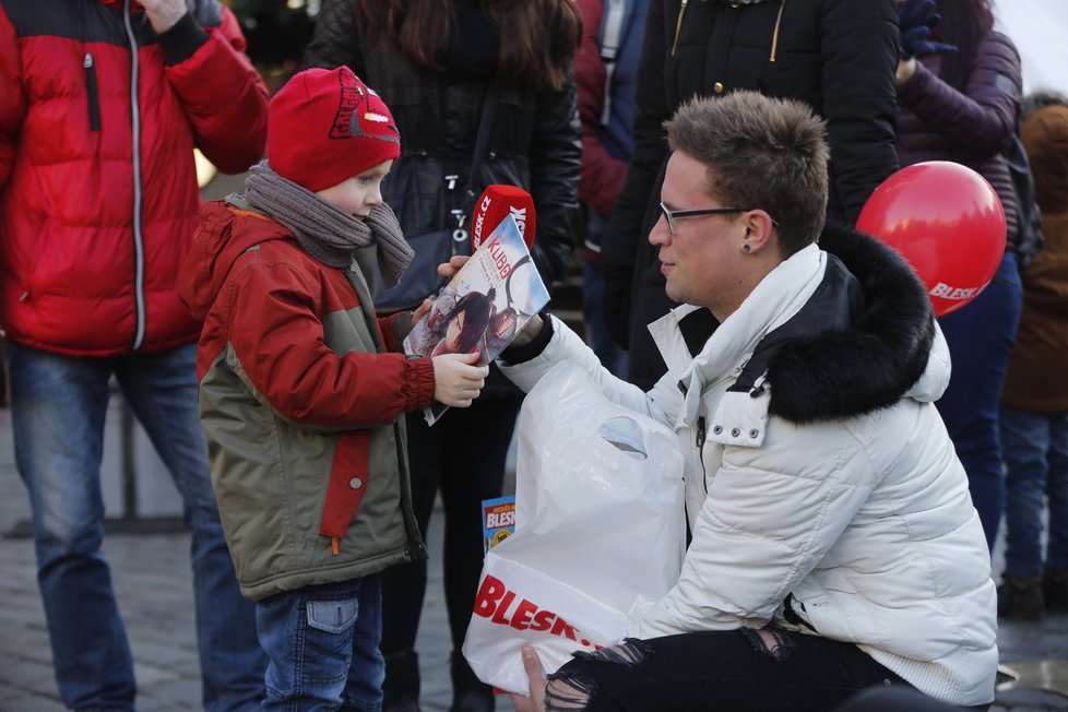 Na Staroměstském náměstí letos naděloval i Blesk.