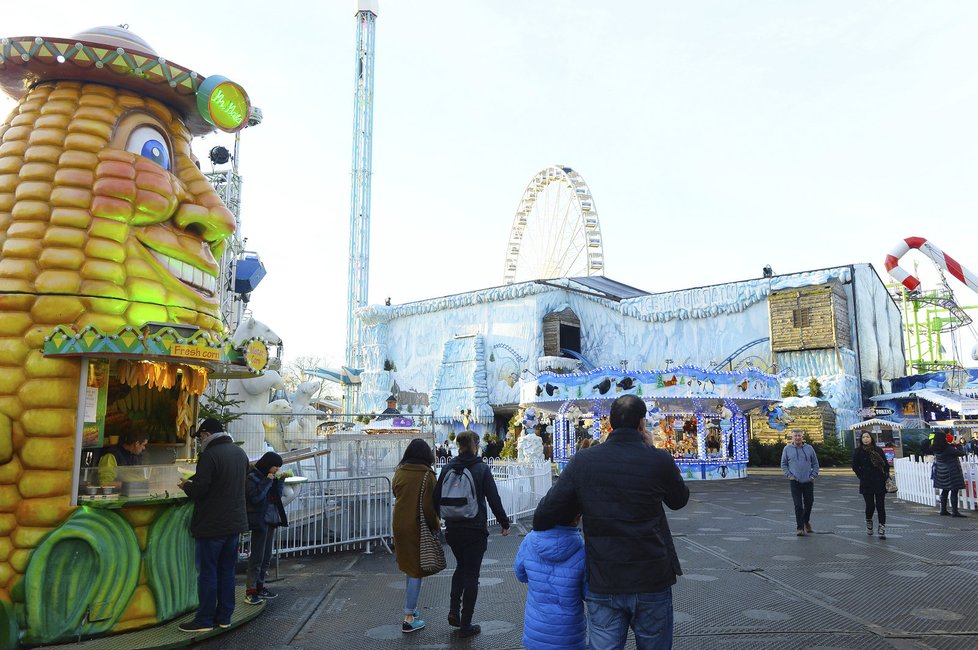 Londýnský Winter Wonderland připomíná se stovkou atrakcí spíše naši Matějskou pouť, než vánoční trhy. Například Ledové království vytvořené z více než 500 tun ledu a sněhu je však lákadlem.