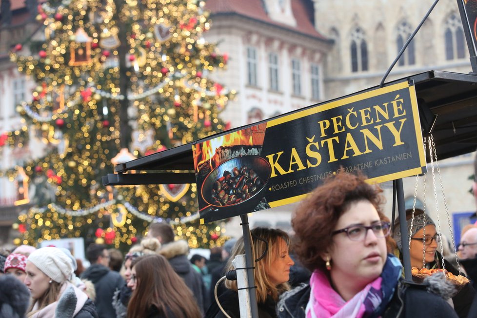 V Praze nakoupíte sáček pečených kaštanů za zhruba šedesát až sedmdesát korun, v Londýně za sto dvacet korun.