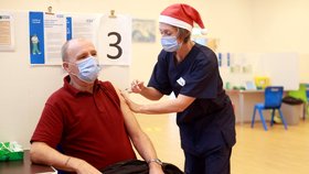 Ve Velké Británii si zdravotníci na očkování proti covidu během svátků zvali vánoční čepice (25.12.2021)