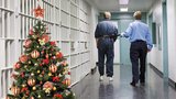 Vánoce ve vězení netráví jen odsouzení: Jak vypadají svátky ostrahy?