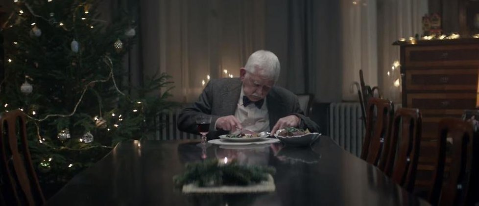 Starý muž tráví Vánoce několik let sám. Potomci na něj nemají čas.