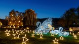 Úchvatná podívaná! Stovky tisíc světel proměnily Žluté lázně ve vánoční park