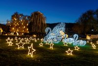 Úchvatná podívaná! Stovky tisíc světel proměnily Žluté lázně ve vánoční park