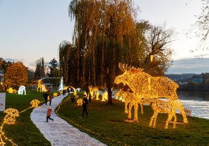 Ve žlutých lázních je k vidění vánoční světelná instalace Světla vyprávějí