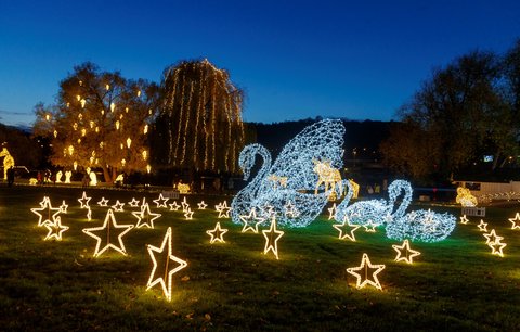 Úchvatná podívaná! Stovky tisíc světel proměnily Žluté lázně ve vánoční park