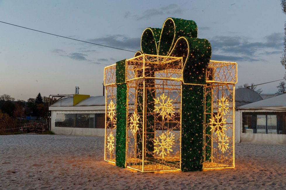 Ve žlutých lázních je k vidění vánoční světelná instalace Světla vyprávějí