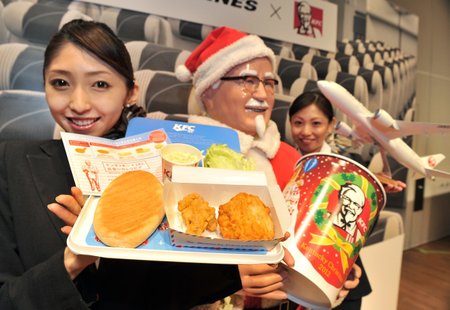 Japonsko si dopřává na Štědrý den skutečně neotřelý pokrm - smažené kuřecí kousky z KFC.