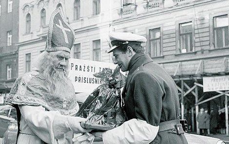 1966. Taxikářšká šaškárna, na kterou policisté z neznámých důvodů přistoupili.