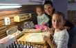 První kousky cukroví se dva měsíce před Vánocemi rozhodla upéct i maminka Monika Tvrdková se svými dcerkami.