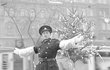 1946. Tady to ještě bylo v pořádku, komunisti neblbli lide hlavy. A Autoklub ČSR podaroval na Štědrý den dopravní strážníky vánočním stromkem a vánočními dárky.  Řídili dopravu a voněl jim smrček.