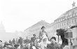 1953. Děda Mráz projíždí s pohádkovým průvodem Václavským náměstím a směřuje na vánoční trh do PKOJF na Výstaviště.
