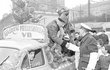 1964. Děda Mráz s medvědem apeluje na policisty, aby byli hodní na taxikáře. Dnes by to byl výsměch, ovšem už tehdy byla práce u taxislužby jen pro elity a zaváněla šmelinou.