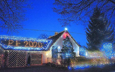 Pohled na vánočně rozzářený dům Václava Trunce, který překonal svůj loňský rekord o dalších zhruba 5000 žároviček