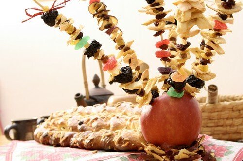 Vánoční vrkoč - špejle se zapichovaly do kynutého pečiva nebo do ovoce.