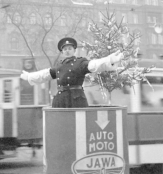 1946. Tady to ještě bylo v pořádku, komunisti neblbli lide hlavy. A Autoklub ČSR podaroval na Štědrý den dopravní strážníky vánočním stromkem a vánočními dárky.  Řídili dopravu a voněl jim smrček.