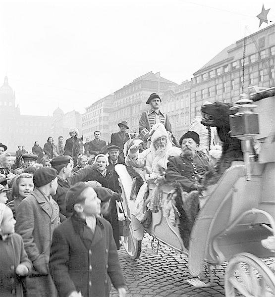 1953. Děda Mráz projíždí s pohádkovým průvodem Václavským náměstím a směřuje na vánoční trh do PKOJF na Výstaviště.