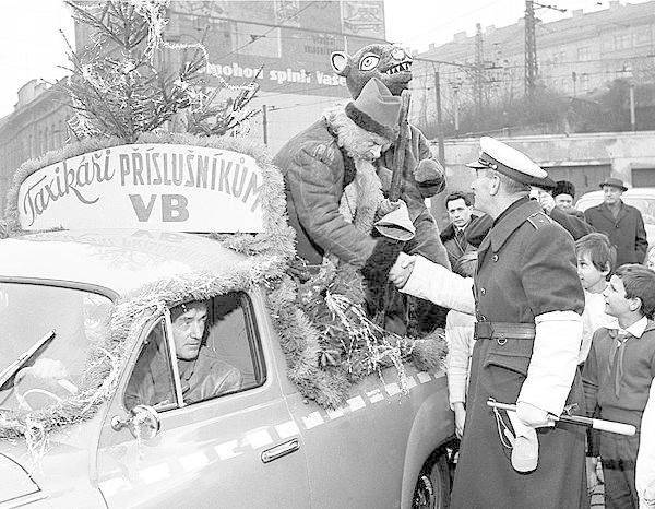 1964. Děda Mráz s medvědem apeluje na policisty, aby byli hodní na taxikáře. Dnes by to byl výsměch, ovšem už tehdy byla práce u taxislužby jen pro elity a zaváněla šmelinou.