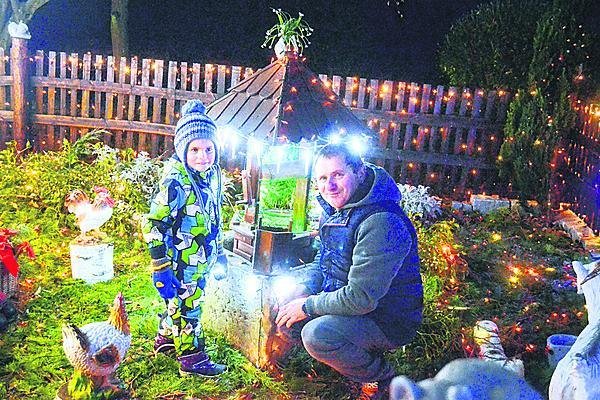 Václav Trunec se svým synovcem Nikolasem (4), který si v jeho vánočním obydlí připadá jako v pohádce