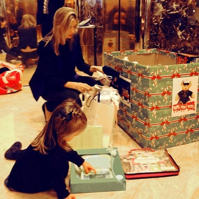 Vánoční přípravy panují i dynastie Trumpů. Ivanka Trump s dcerou Arabellou balí dárky pro ostatní děti.