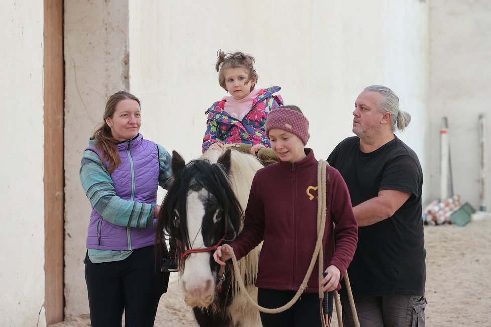 Pavlínka podstupuje léčbu pomocí hiporehabilitace. Na koních jezdí už rok.