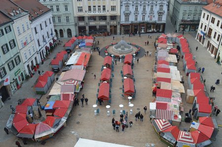 Vánoční trhy se stovkou stánků si lze v Bratislavě vychutnat na dvou náměstích – Hlavním a SNP.