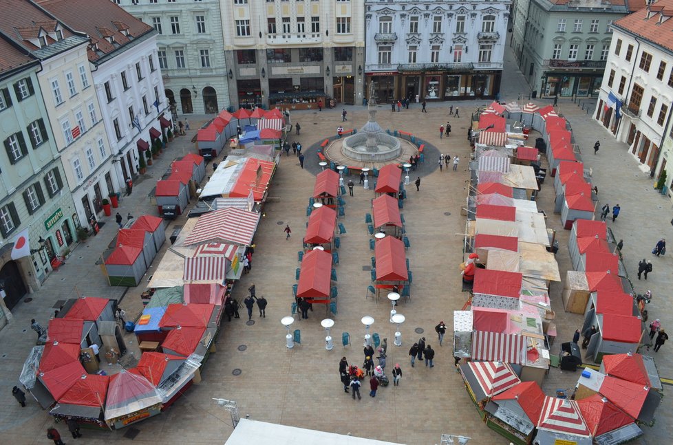 Vánoční trhy se stovkou stánků si lze v Bratislavě vychutnat na dvou náměstích – Hlavním a Hviezdoslavově