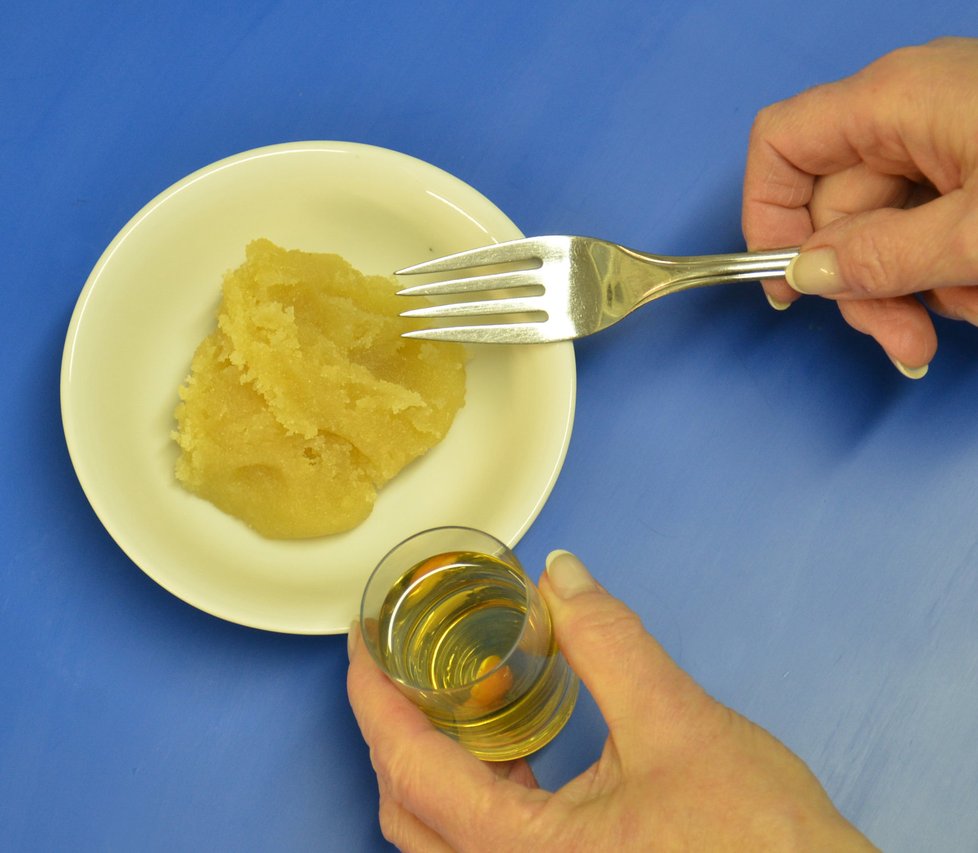 3. Marcipán nahrubo nastrouhejte do misky, přilijte mandlový likér a vidličkou vše hladce rozpracujte