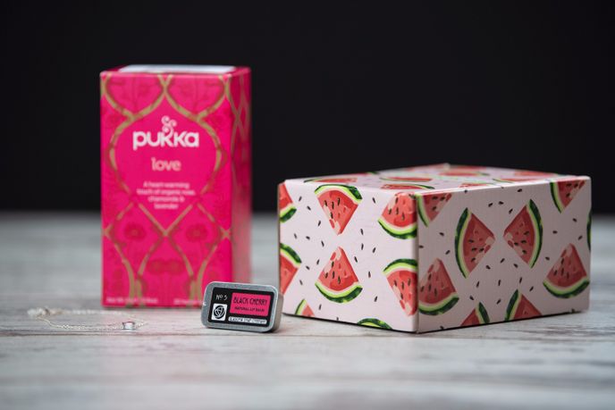 Dárková krabička GiftinBOX s BIO čajem PUKKA, řetízkem se srdíčkem a třešňovým balzámem na rty, koupíte na giftinbox.cz, 399 Kč