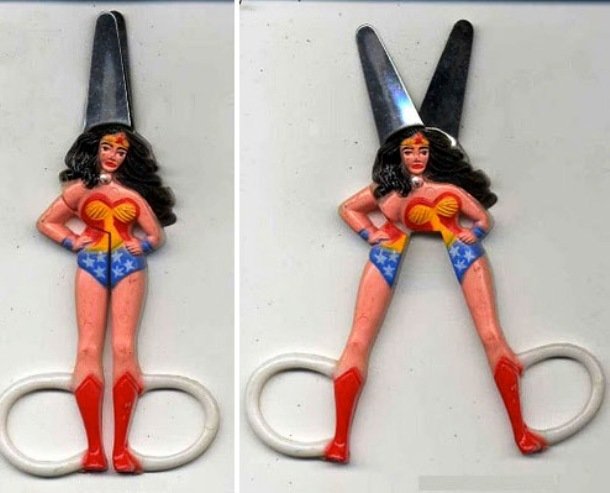 Wonder Woman roztahuje nohy až do útrob aneb tyto nůžky se opravdu nepovedly.