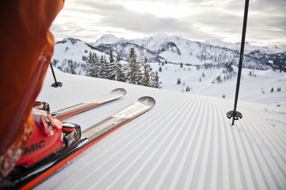 Fairnordic XL Ve středisku Hochfilzen, v Rakousku. Na pět dnů vypůjčení běžeckého výstroje, dvě hodiny k dispozici osobní trenér se zdejším top koučem pro běžecké lyžování, bio produkty ke snídani, wellness se saunou, zdarma wifi, lístek na běžecké tratě během celého pobytu. 18196 Kč.  Balíček platí od 1. 12. 2018 do 31. 3. 2019