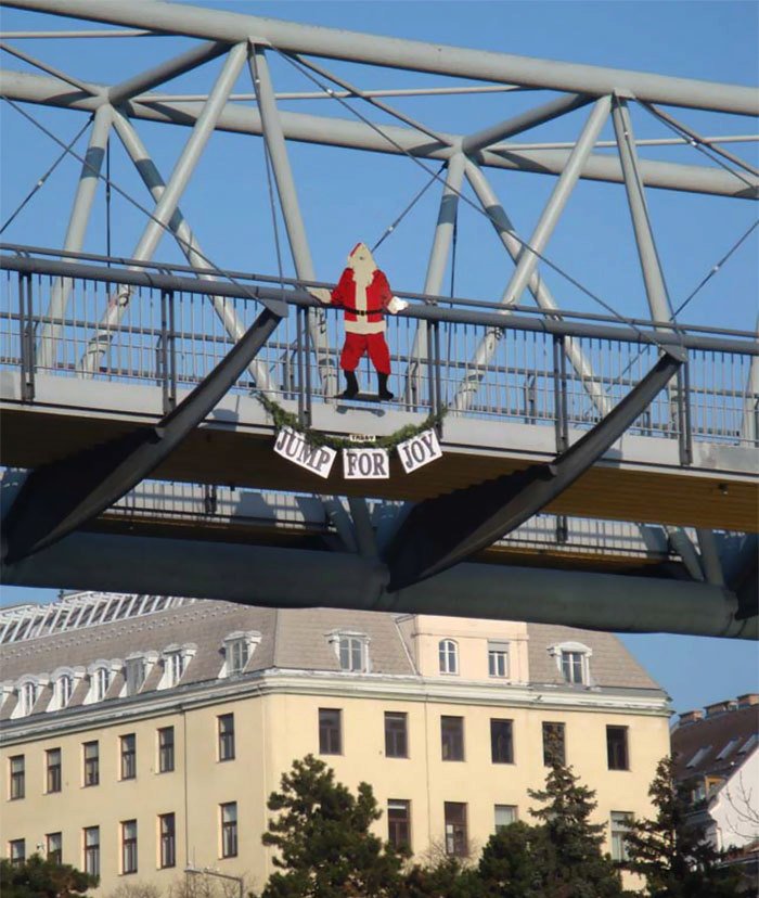 Santa skáče pro štěstí.