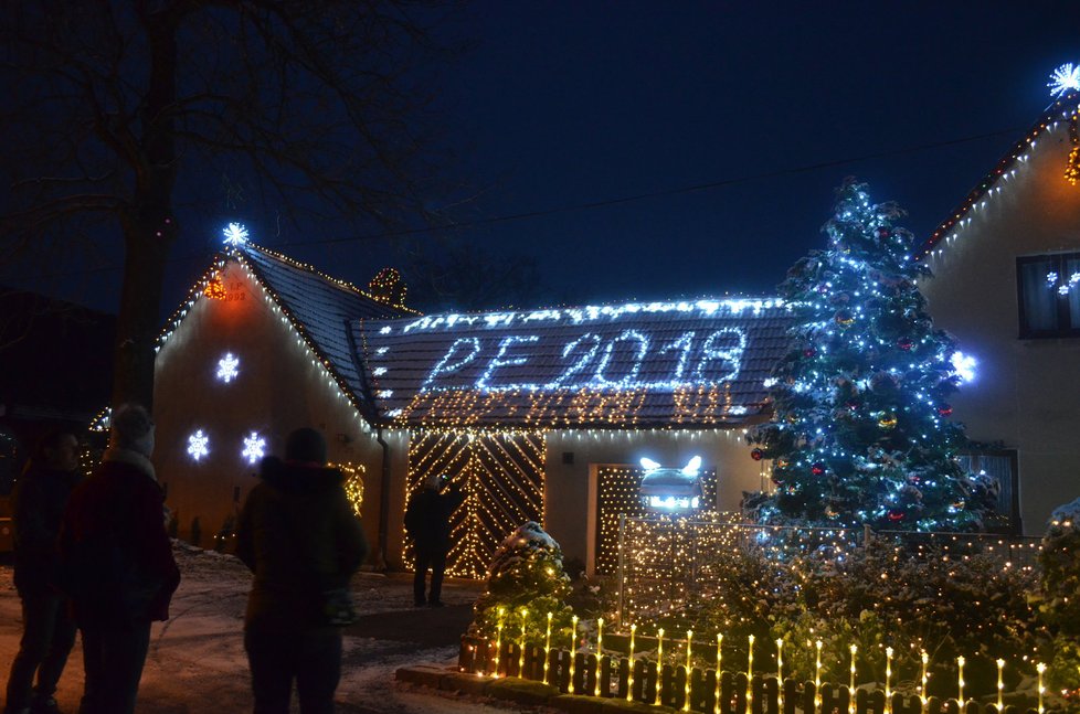 Na střeše domu každý rok září &#34;péefko&#34;.