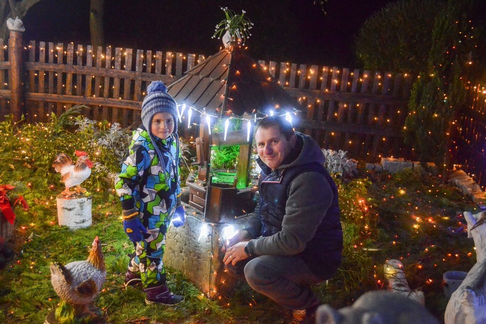 Václav Trunec se svým synovcem Nikolasem (4), který si v jeho vánočním obydlí přidá jako v pohádce