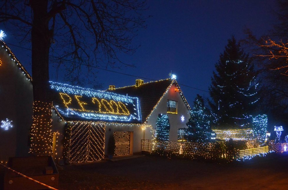 Pohled na vánočně rozzářený dům Václava Trunce, který překonal svůj loňský rekord o dalších zhruba 5000 žároviček