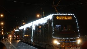 Vánoční flotila vozů MHD vyrazila do ulic Prahy. (27. listopadu 2021)