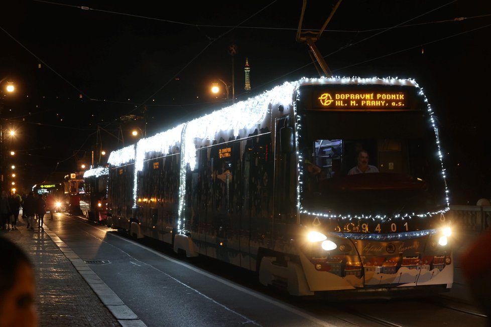  Vánoční flotila vozů MHD vyrazila do ulic Prahy. (27. listopadu 2021)