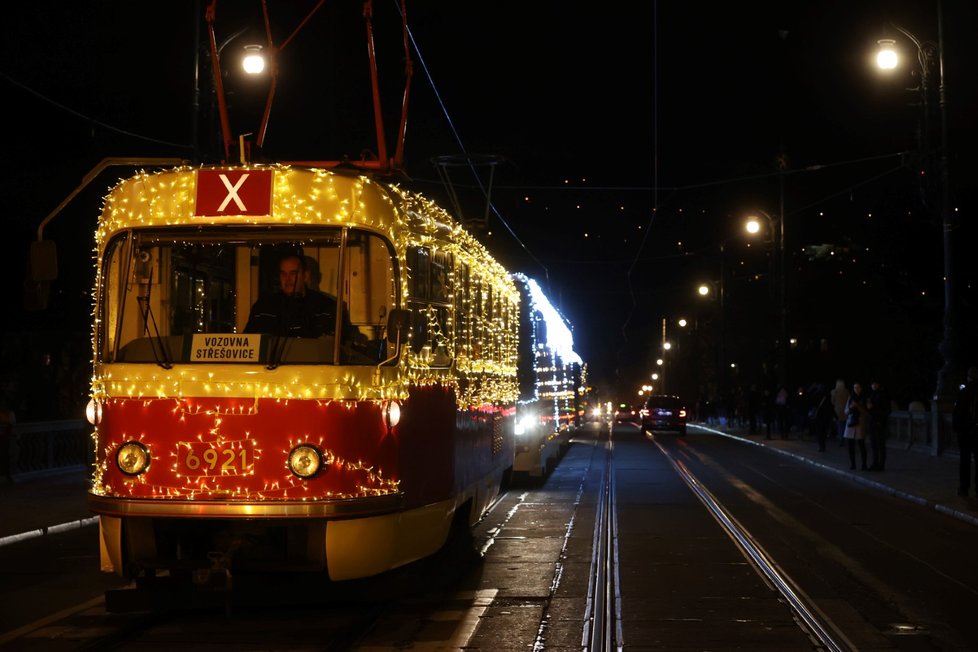 Vánoční flotila vozů MHD vyrazila do ulic Prahy. (27. listopadu 2021)