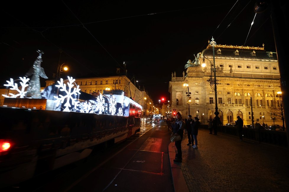 Vánoční flotila vozů MHD vyrazila do ulic Prahy. (27. listopadu 2021)