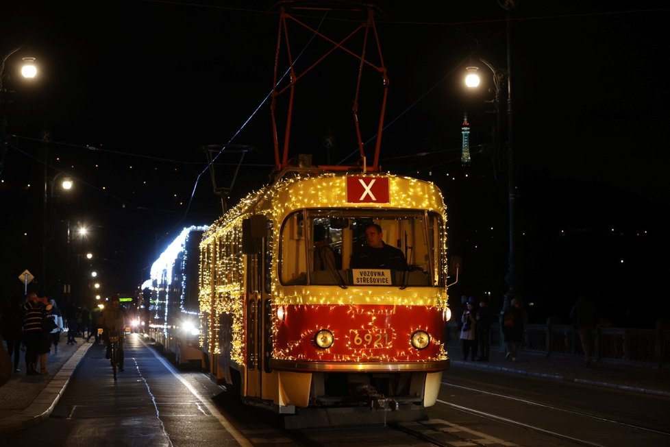  Vánoční flotila vozů MHD vyrazila do ulic Prahy. (27. listopadu 2021)