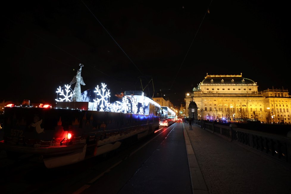 Vánoční flotila vozů MHD vyrazila do ulic Prahy. (27. listopadu 2021)