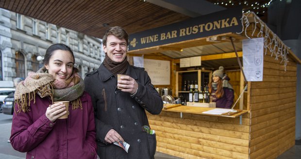 Vinařství Kolby a Reisten prodávají ve Wine baru Rustonka.