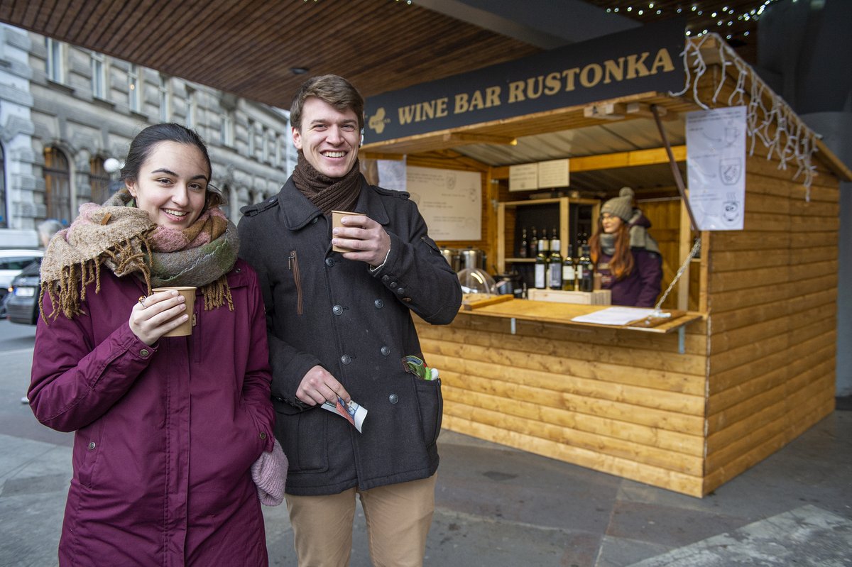 Vinařství Kolby a Reisten prodávají ve Wine baru Rustonka.