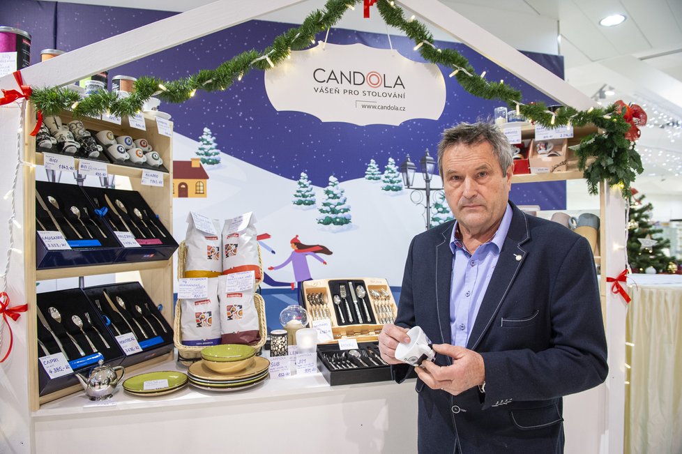 Pan Mlčák prodává luxusní zboží ke stolování značky Candola.