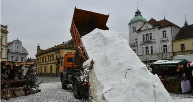 Sníh byl vysypaný pouze uprostřed náměstí. A protože rychle tál, museli vozit další a další hromady.